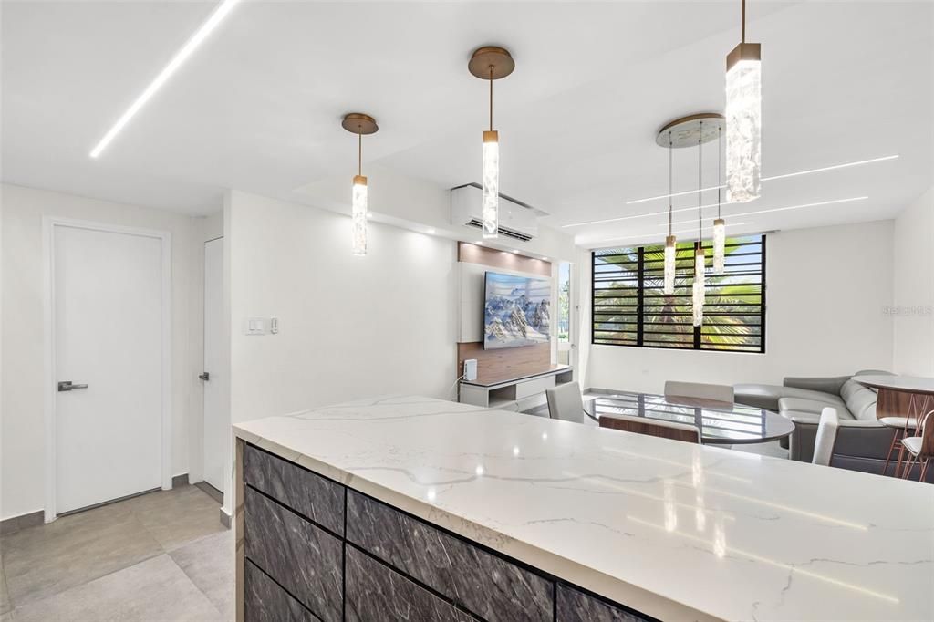 For Sale: $399,000 (2 beds, 2 baths, 843 Square Feet)