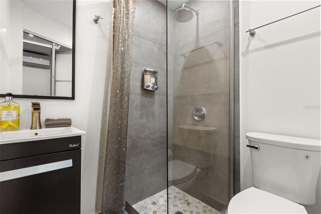 For Sale: $399,000 (2 beds, 2 baths, 843 Square Feet)