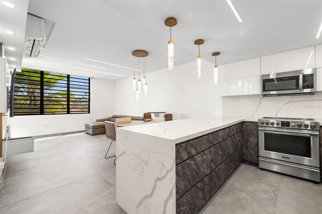 For Sale: $399,000 (2 beds, 2 baths, 843 Square Feet)