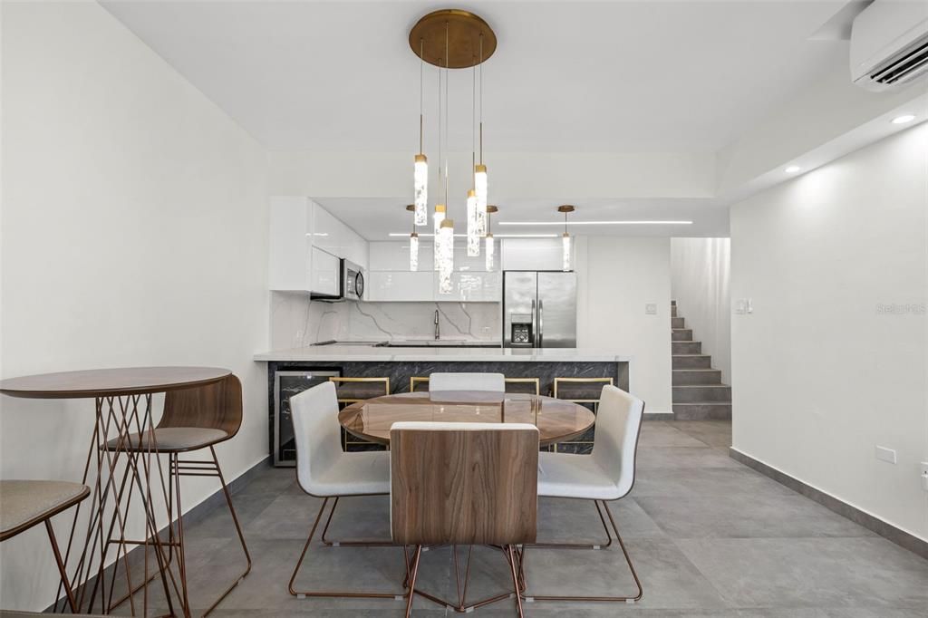 For Sale: $399,000 (2 beds, 2 baths, 843 Square Feet)