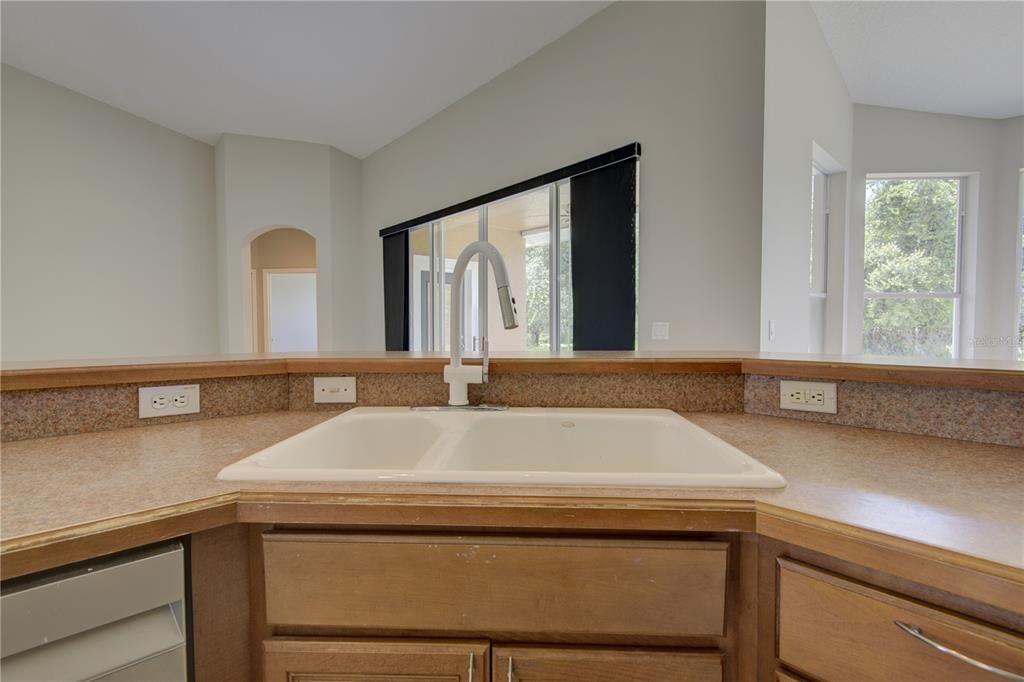 待售: $585,000 (4 贝兹, 3 浴室, 2356 平方英尺)