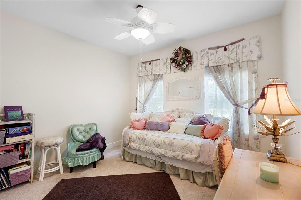 Activo con contrato: $569,900 (4 camas, 3 baños, 2420 Pies cuadrados)