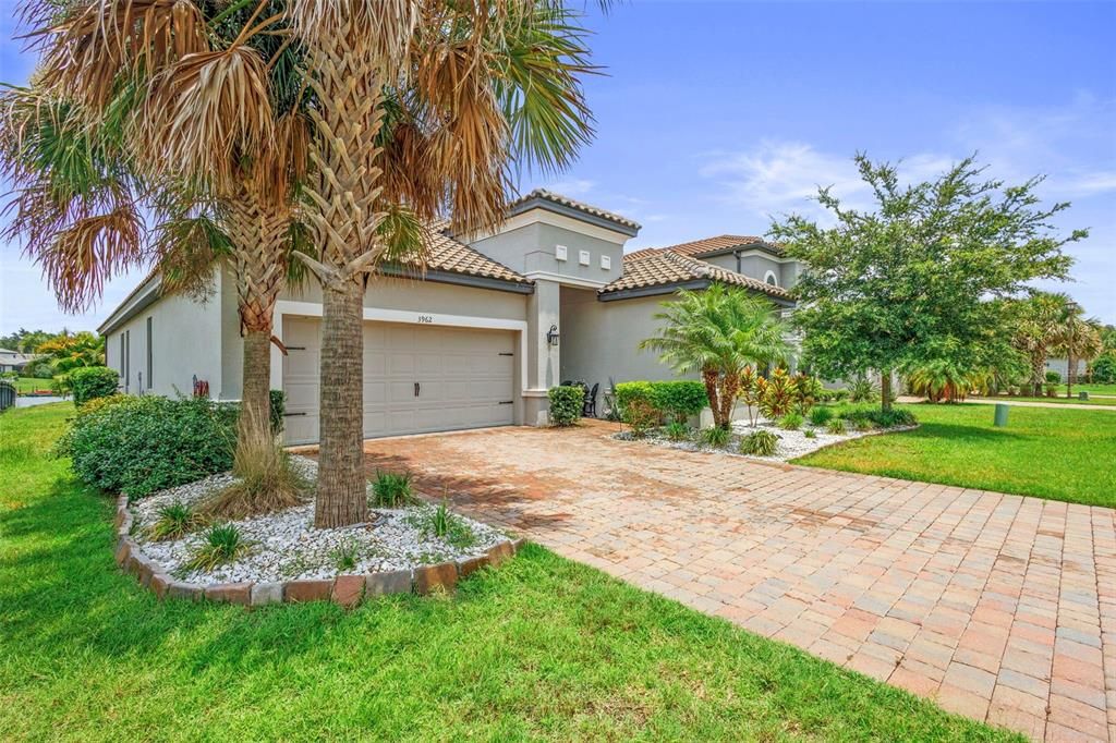 Activo con contrato: $569,900 (4 camas, 3 baños, 2420 Pies cuadrados)