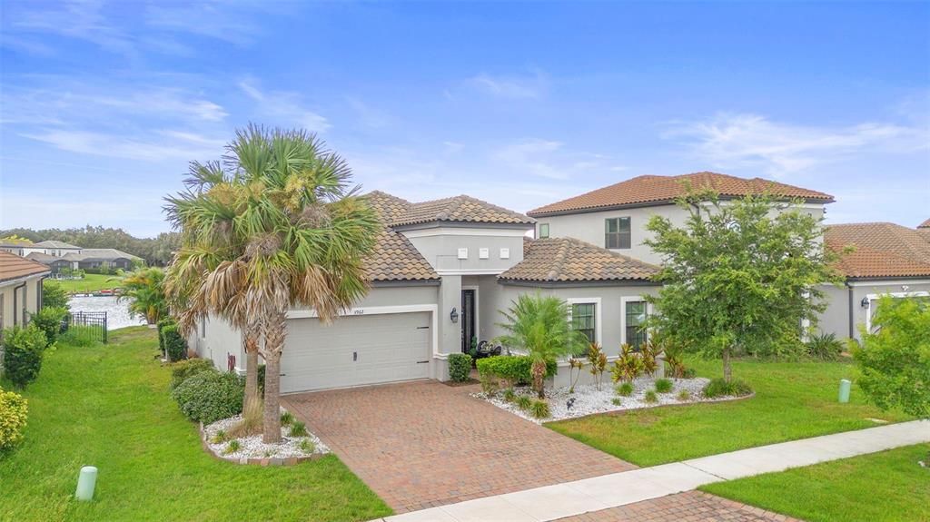 Activo con contrato: $569,900 (4 camas, 3 baños, 2420 Pies cuadrados)