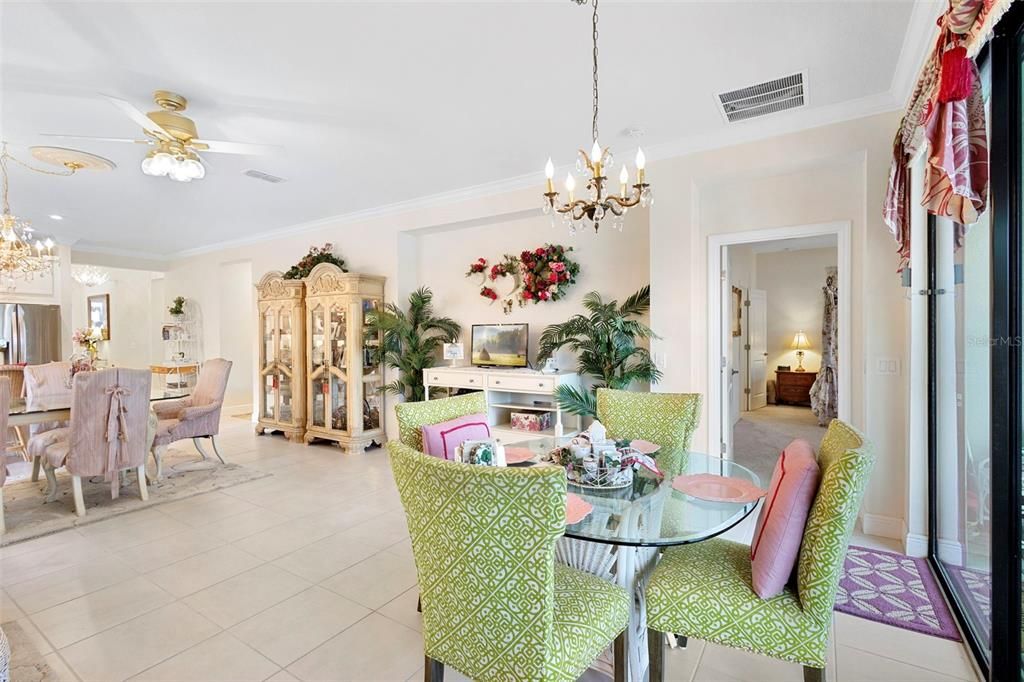 Activo con contrato: $569,900 (4 camas, 3 baños, 2420 Pies cuadrados)