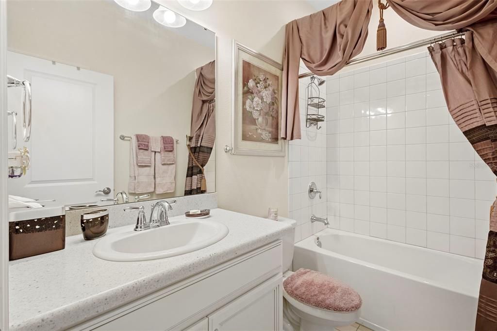 Activo con contrato: $569,900 (4 camas, 3 baños, 2420 Pies cuadrados)