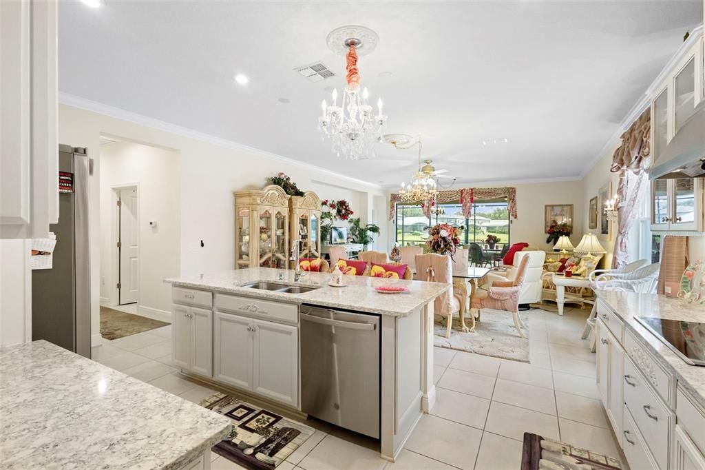 Activo con contrato: $569,900 (4 camas, 3 baños, 2420 Pies cuadrados)