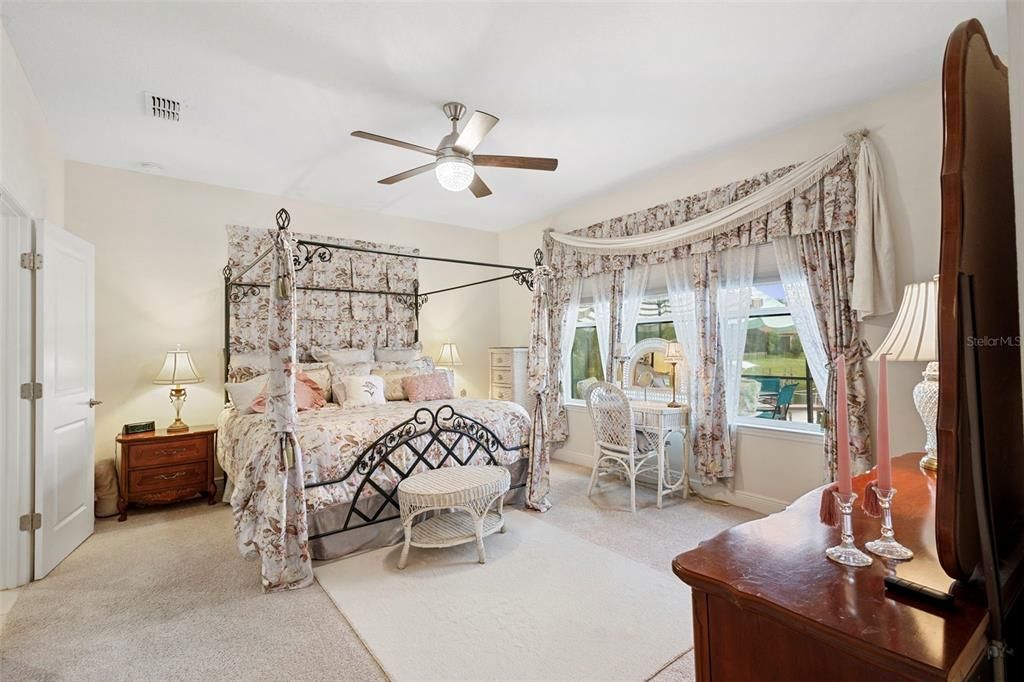 Activo con contrato: $569,900 (4 camas, 3 baños, 2420 Pies cuadrados)