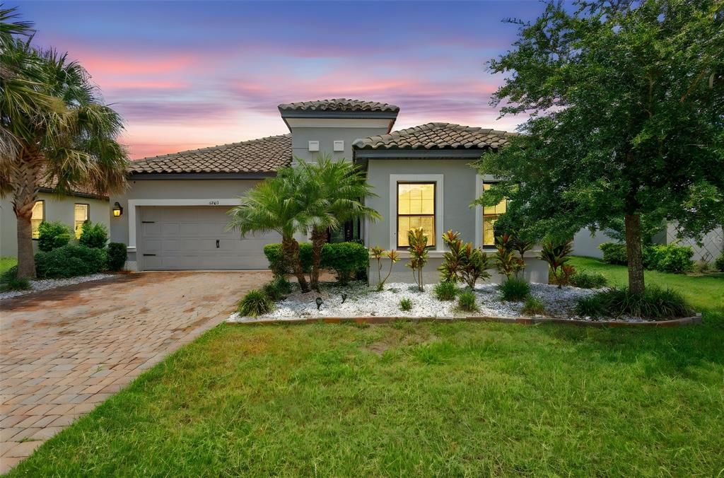 Activo con contrato: $569,900 (4 camas, 3 baños, 2420 Pies cuadrados)