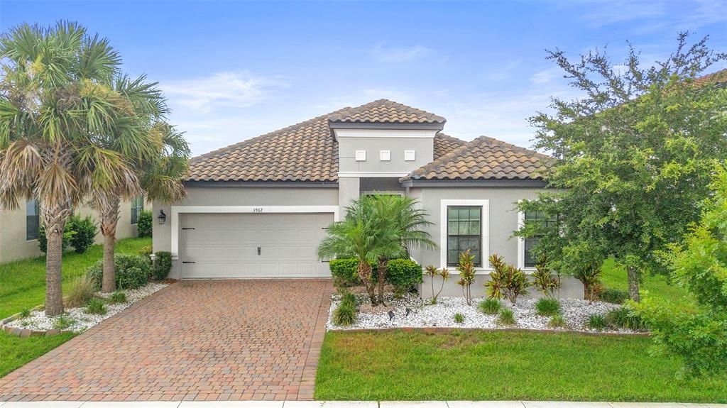 Activo con contrato: $569,900 (4 camas, 3 baños, 2420 Pies cuadrados)