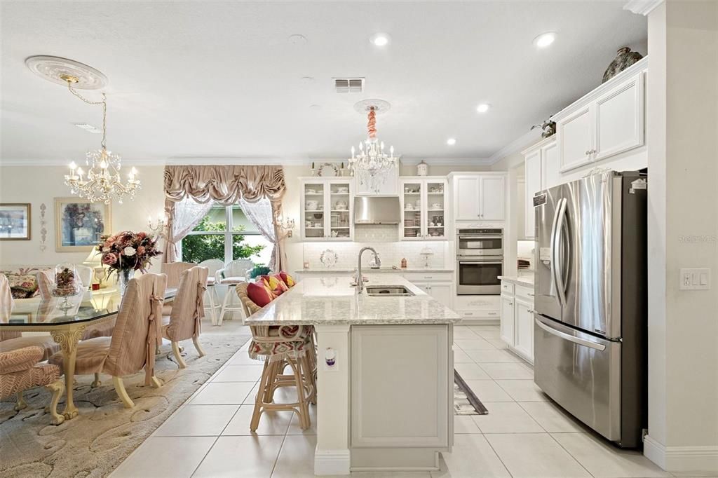 Activo con contrato: $569,900 (4 camas, 3 baños, 2420 Pies cuadrados)