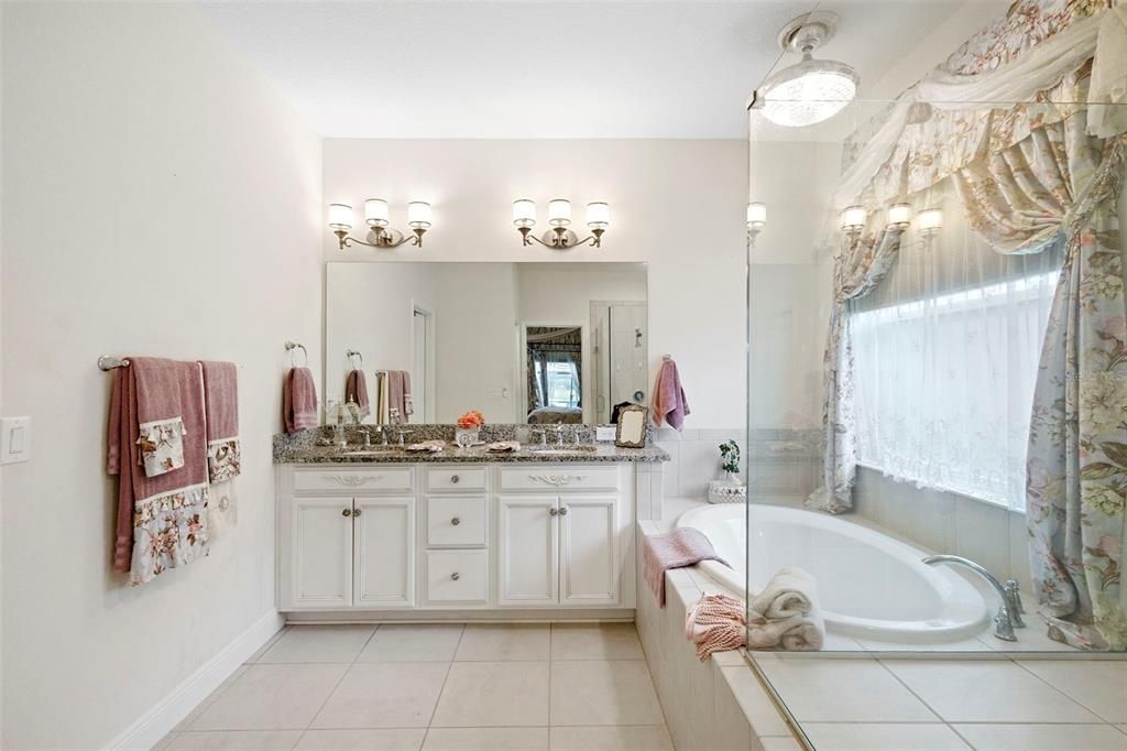 Activo con contrato: $569,900 (4 camas, 3 baños, 2420 Pies cuadrados)