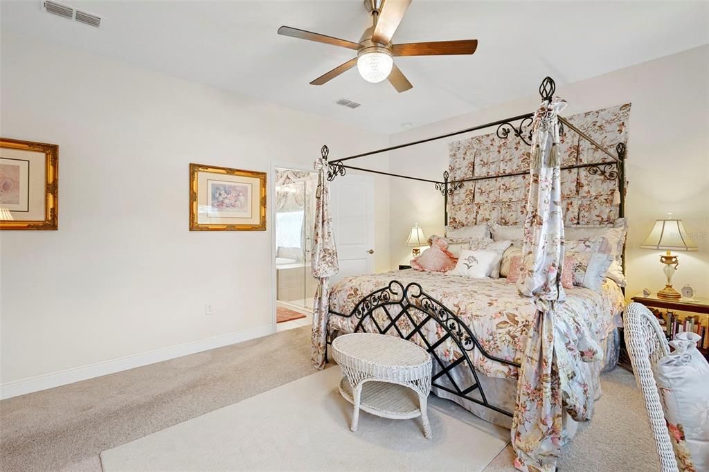 Activo con contrato: $569,900 (4 camas, 3 baños, 2420 Pies cuadrados)