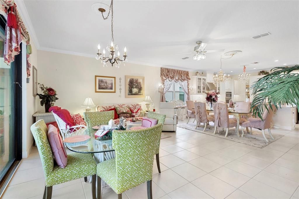 Activo con contrato: $569,900 (4 camas, 3 baños, 2420 Pies cuadrados)