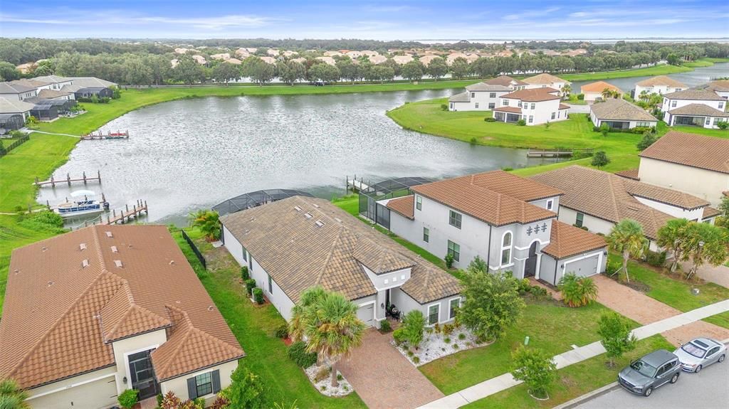 Activo con contrato: $569,900 (4 camas, 3 baños, 2420 Pies cuadrados)