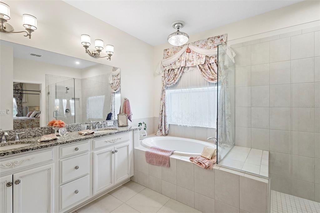 Activo con contrato: $569,900 (4 camas, 3 baños, 2420 Pies cuadrados)