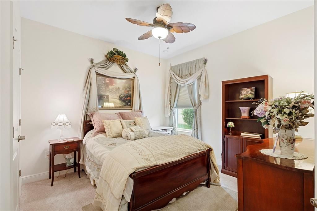 Activo con contrato: $569,900 (4 camas, 3 baños, 2420 Pies cuadrados)