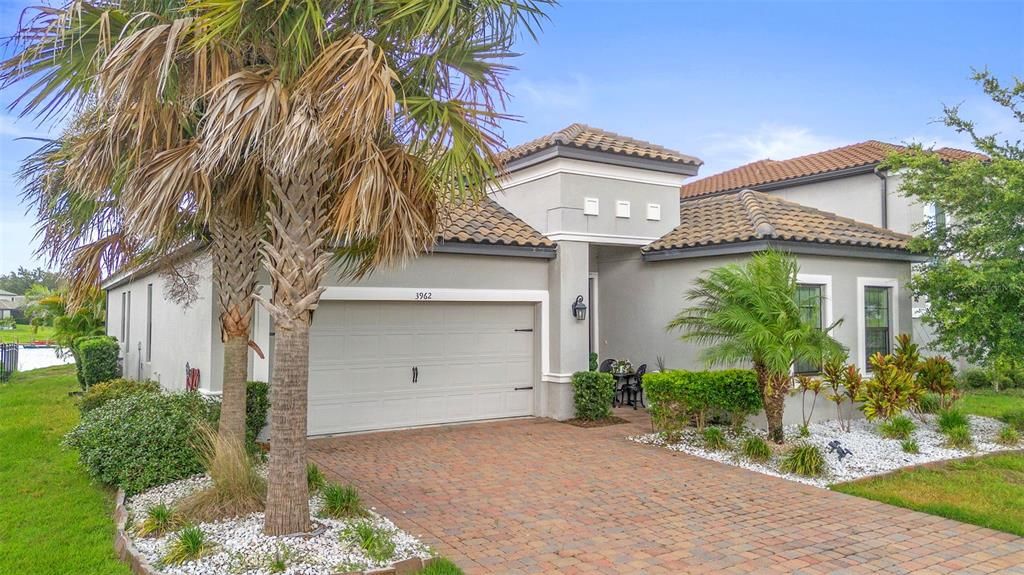 Activo con contrato: $569,900 (4 camas, 3 baños, 2420 Pies cuadrados)