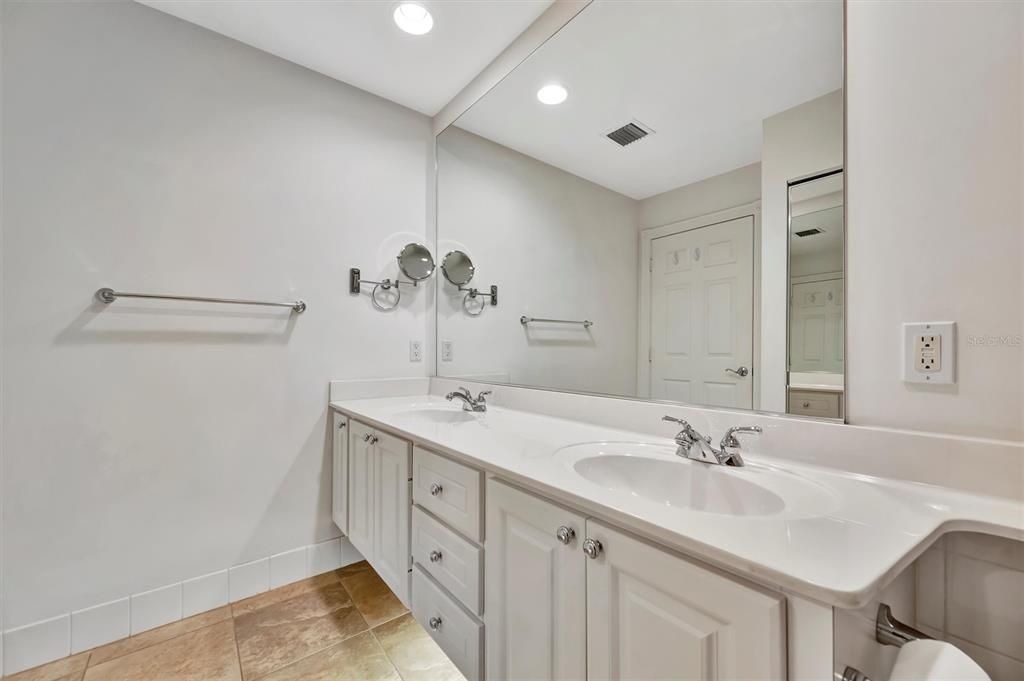 На продажу: $399,000 (2 спален, 2 ванн, 1693 Квадратных фут)