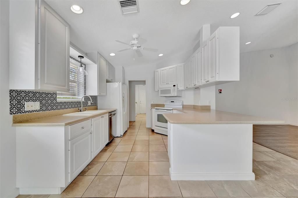 На продажу: $399,000 (2 спален, 2 ванн, 1693 Квадратных фут)