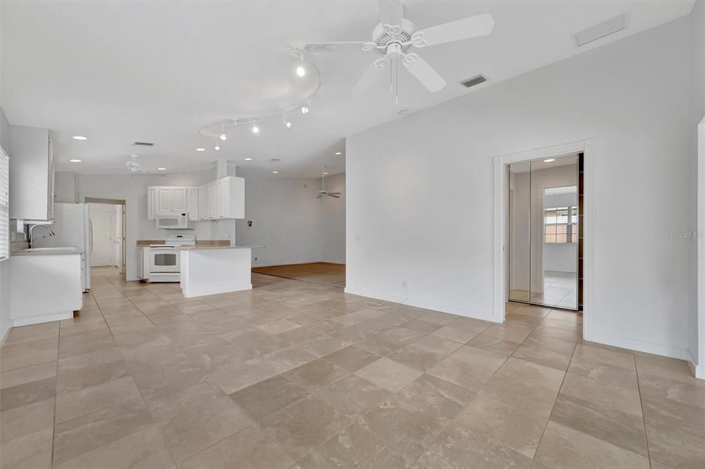 На продажу: $399,000 (2 спален, 2 ванн, 1693 Квадратных фут)