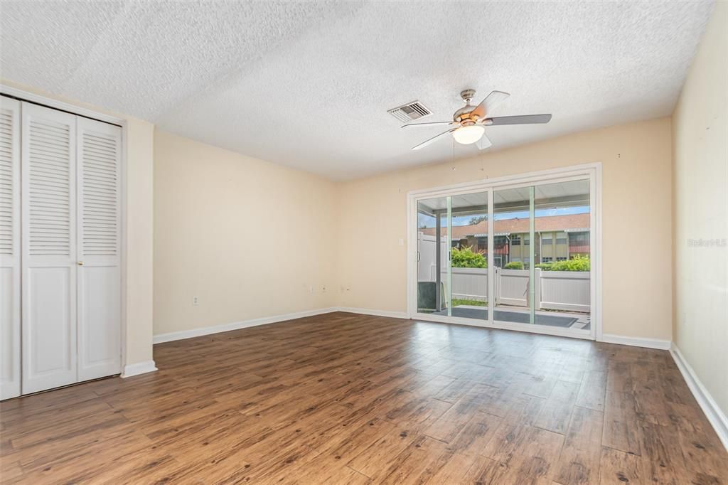 Active With Contract: $102,000 (2 beds, 1 baths, 930 Square Feet)