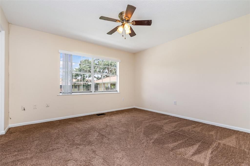 Active With Contract: $102,000 (2 beds, 1 baths, 930 Square Feet)