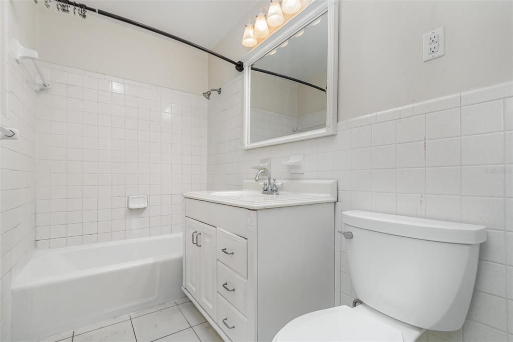 Active With Contract: $102,000 (2 beds, 1 baths, 930 Square Feet)