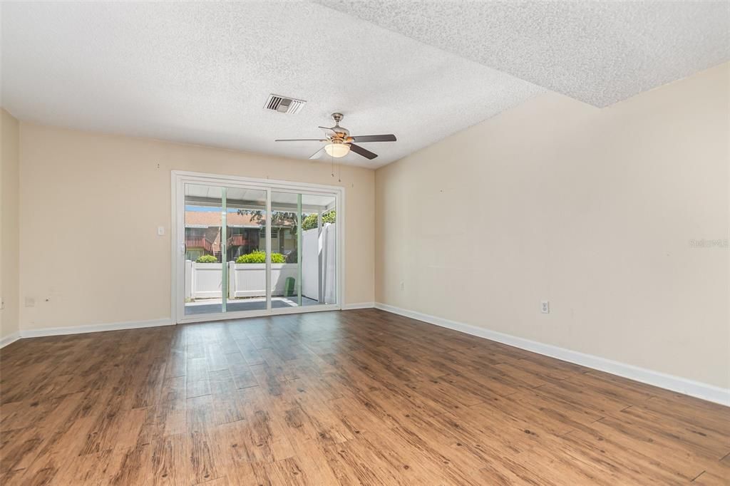 Active With Contract: $102,000 (2 beds, 1 baths, 930 Square Feet)