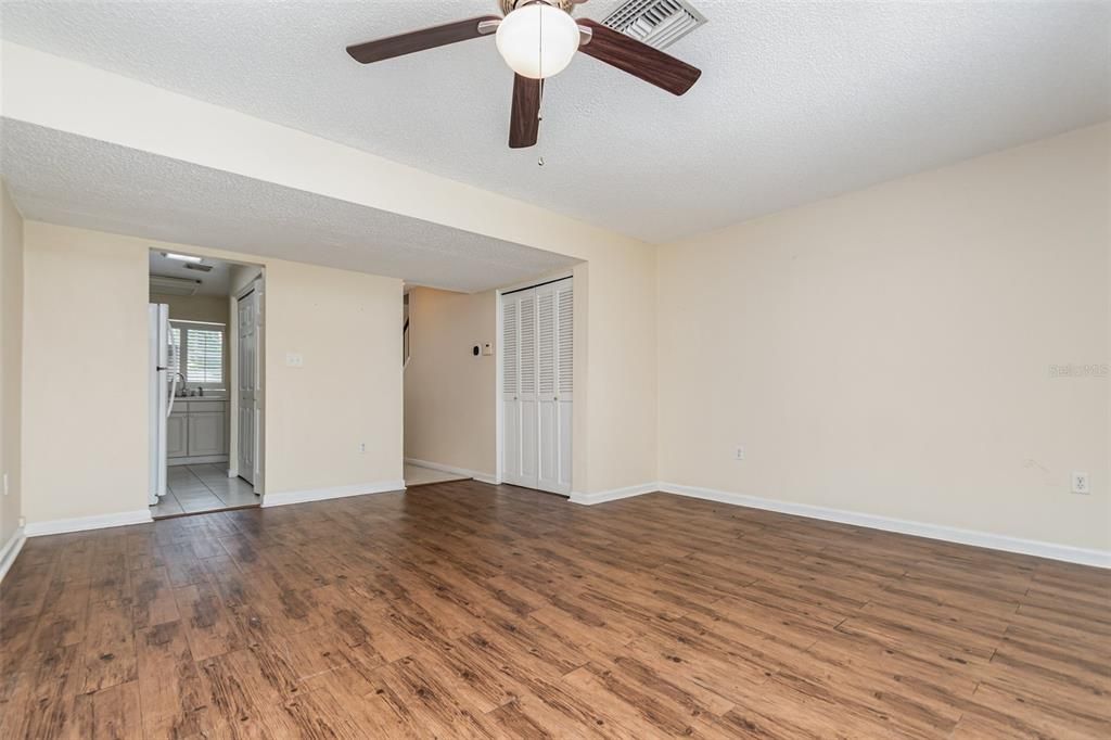 Active With Contract: $102,000 (2 beds, 1 baths, 930 Square Feet)