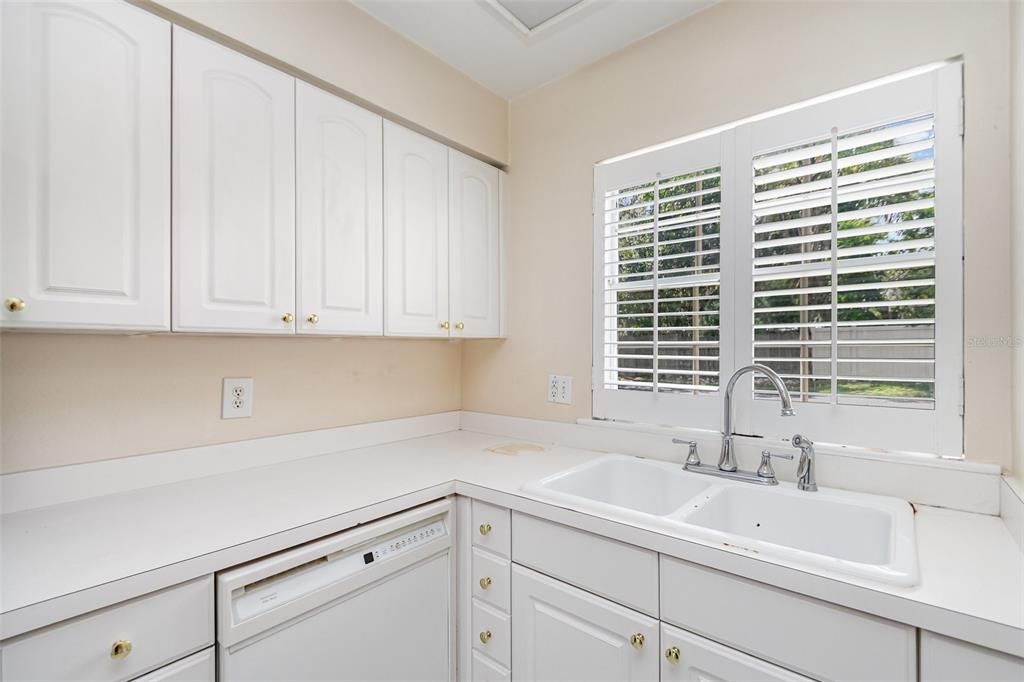 Active With Contract: $102,000 (2 beds, 1 baths, 930 Square Feet)