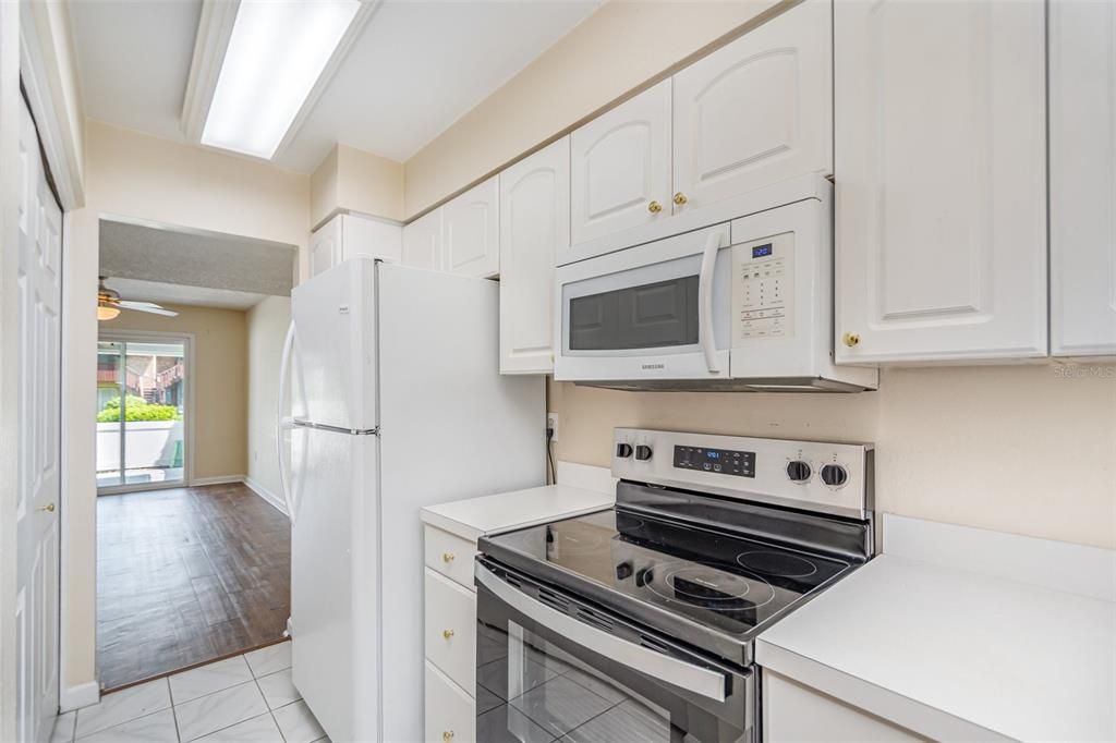 Active With Contract: $102,000 (2 beds, 1 baths, 930 Square Feet)