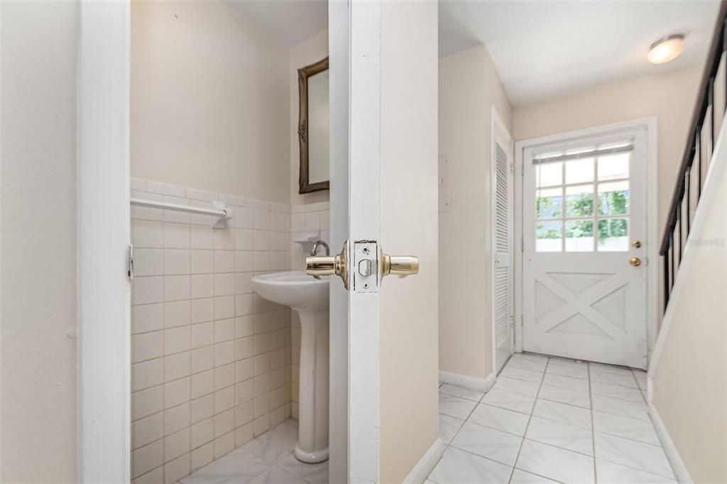 Active With Contract: $102,000 (2 beds, 1 baths, 930 Square Feet)