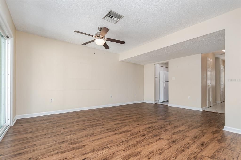 Active With Contract: $102,000 (2 beds, 1 baths, 930 Square Feet)