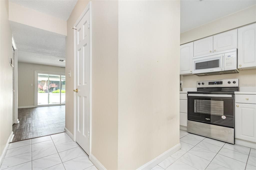 Active With Contract: $102,000 (2 beds, 1 baths, 930 Square Feet)