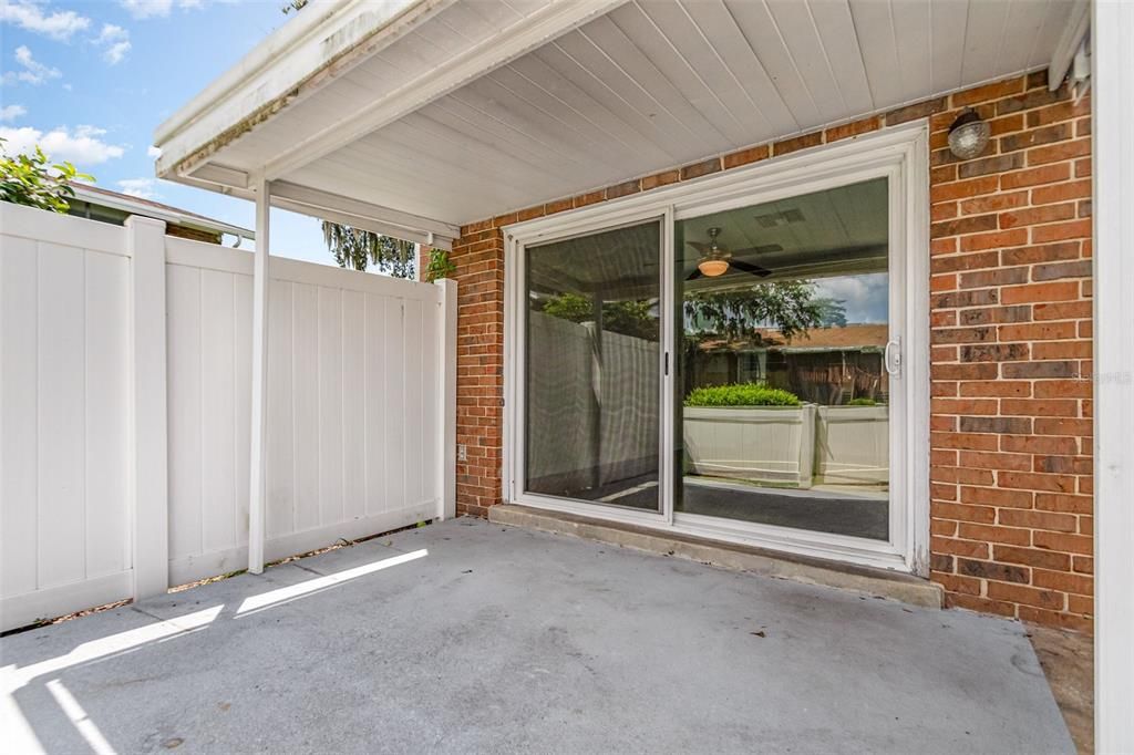 Active With Contract: $102,000 (2 beds, 1 baths, 930 Square Feet)