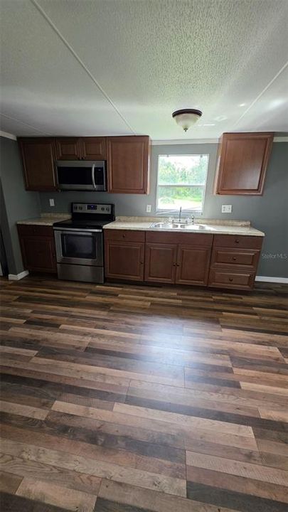 For Sale: $165,000 (3 beds, 1 baths, 924 Square Feet)