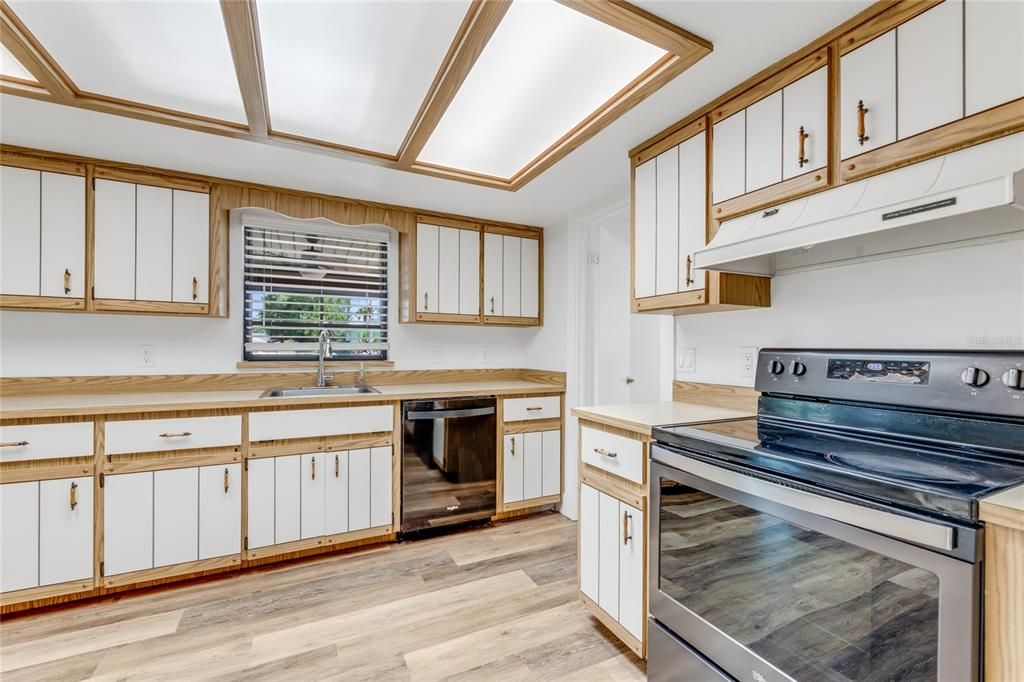 For Sale: $565,000 (3 beds, 2 baths, 1782 Square Feet)