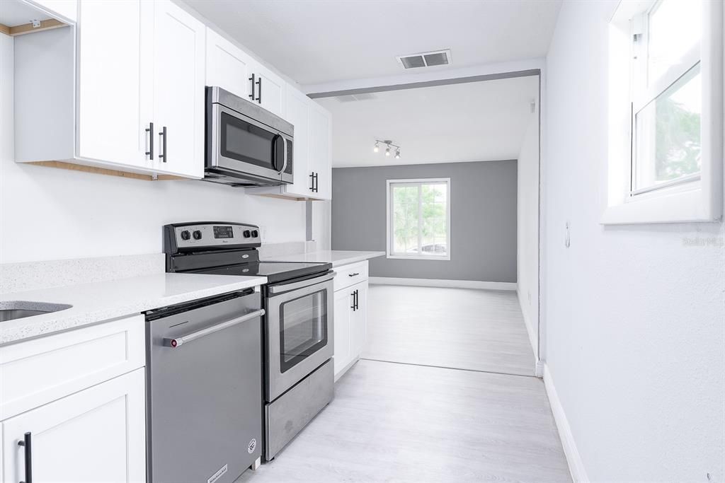 出租: $1,350 (2 贝兹, 1 浴室, 868 平方英尺)