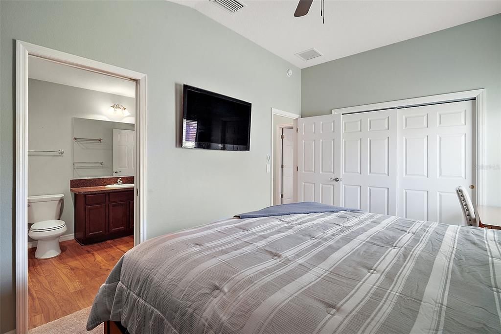 Active With Contract: $239,900 (2 beds, 1 baths, 1067 Square Feet)