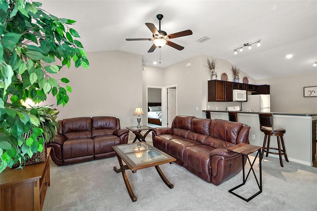 Active With Contract: $239,900 (2 beds, 1 baths, 1067 Square Feet)