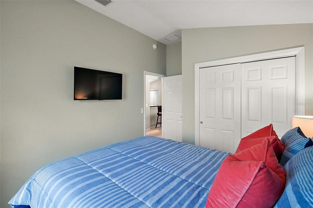 Active With Contract: $239,900 (2 beds, 1 baths, 1067 Square Feet)