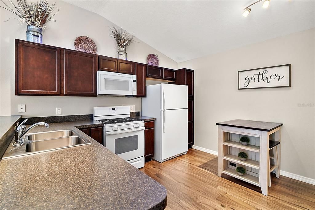 Active With Contract: $239,900 (2 beds, 1 baths, 1067 Square Feet)