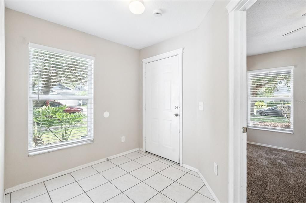 合同活跃: $319,900 (4 贝兹, 3 浴室, 1817 平方英尺)