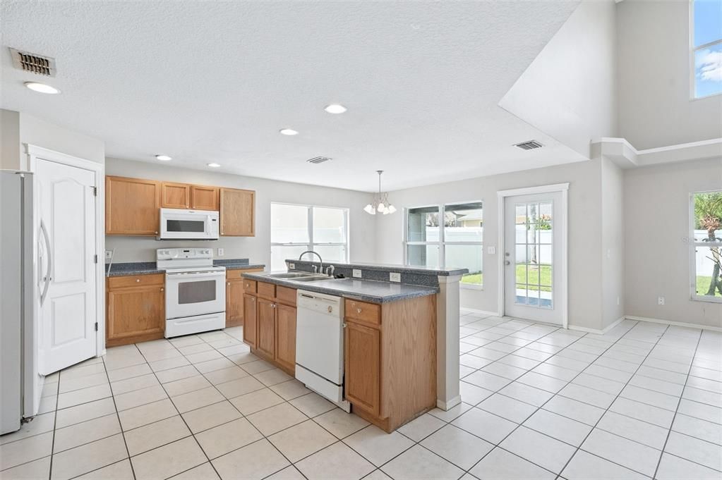 合同活跃: $319,900 (4 贝兹, 3 浴室, 1817 平方英尺)