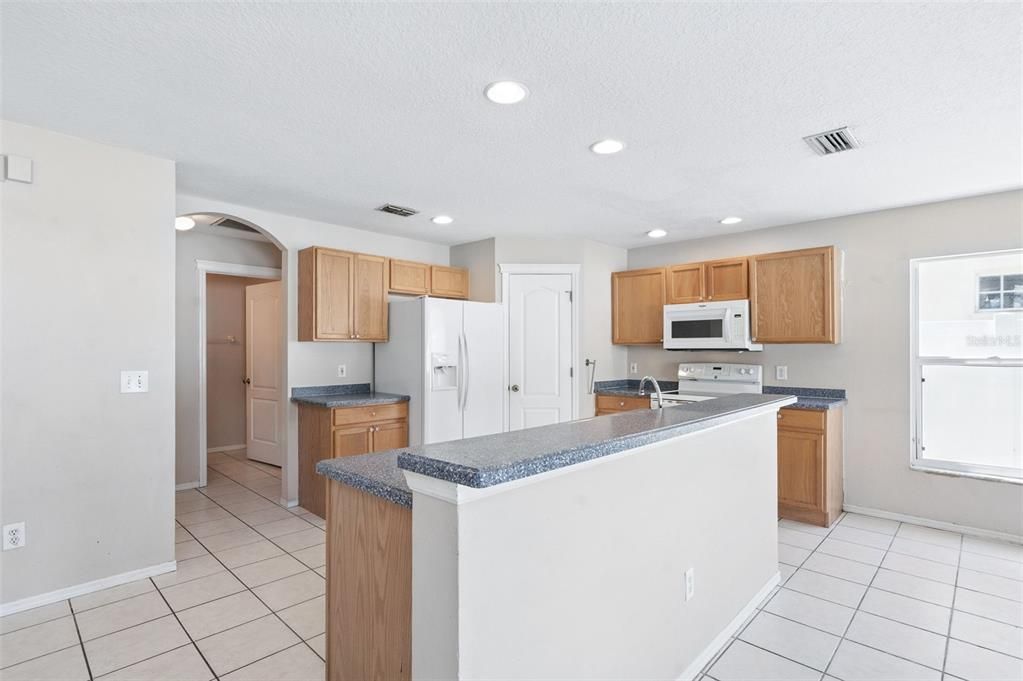 合同活跃: $319,900 (4 贝兹, 3 浴室, 1817 平方英尺)