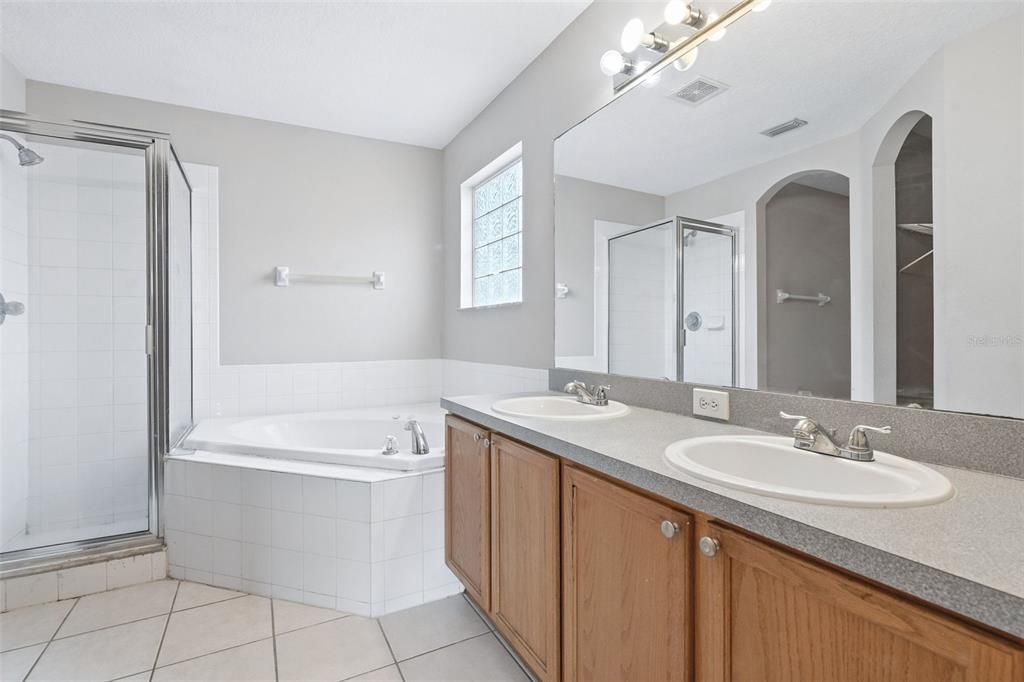 合同活跃: $319,900 (4 贝兹, 3 浴室, 1817 平方英尺)