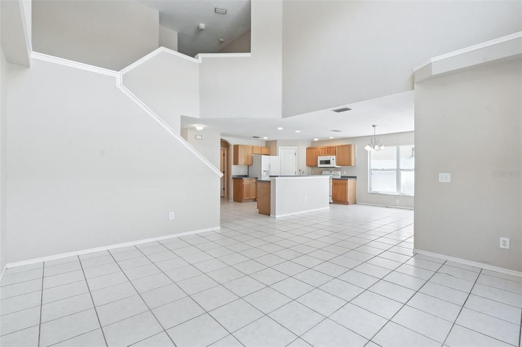 合同活跃: $319,900 (4 贝兹, 3 浴室, 1817 平方英尺)