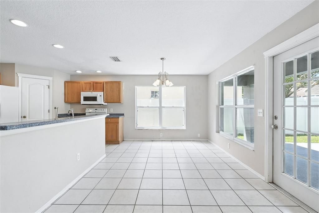 合同活跃: $319,900 (4 贝兹, 3 浴室, 1817 平方英尺)