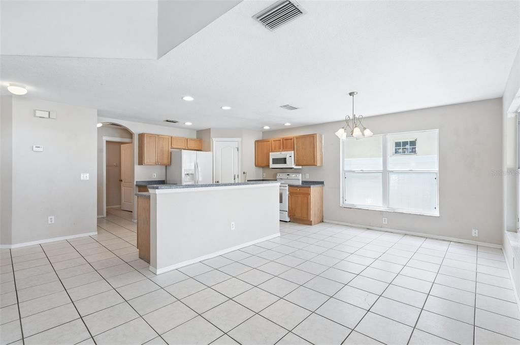 合同活跃: $319,900 (4 贝兹, 3 浴室, 1817 平方英尺)